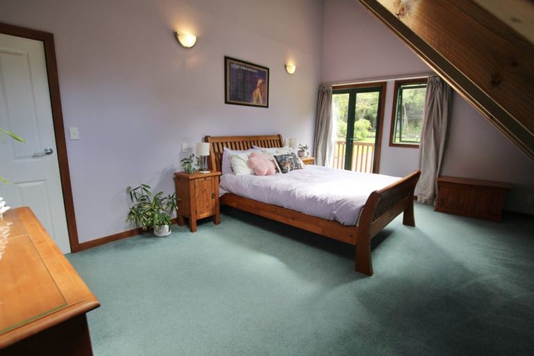 Photo of property in 2 Cascade Avenue, Waiatarua, Auckland, 0604