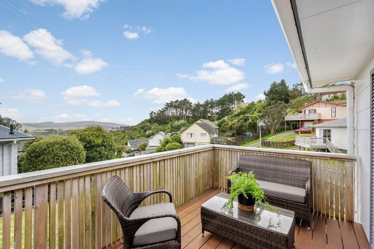Photo of property in 10 Pimlico Place, Newlands, Wellington, 6037