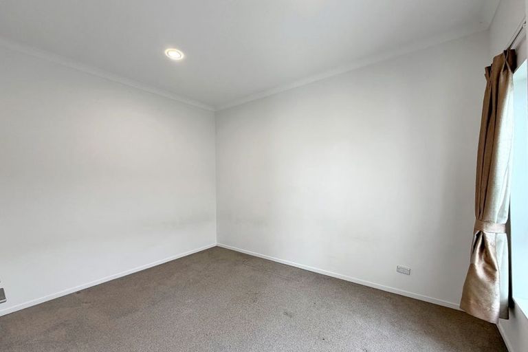 Photo of property in 1 Iwinuku Crescent, Wattle Downs, Auckland, 2103