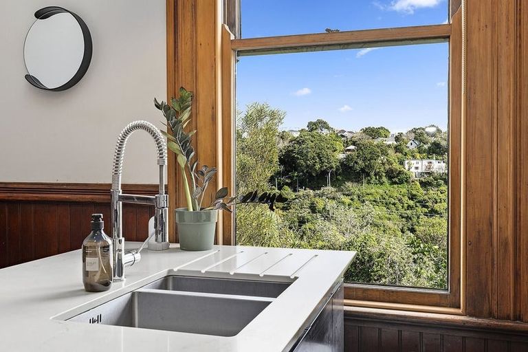 Photo of property in 82 Creswick Terrace, Northland, Wellington, 6012