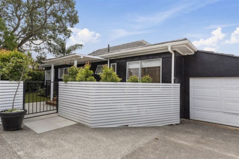 Photo of property in 2/7 Hanlon Crescent, Narrow Neck, Auckland, 0624
