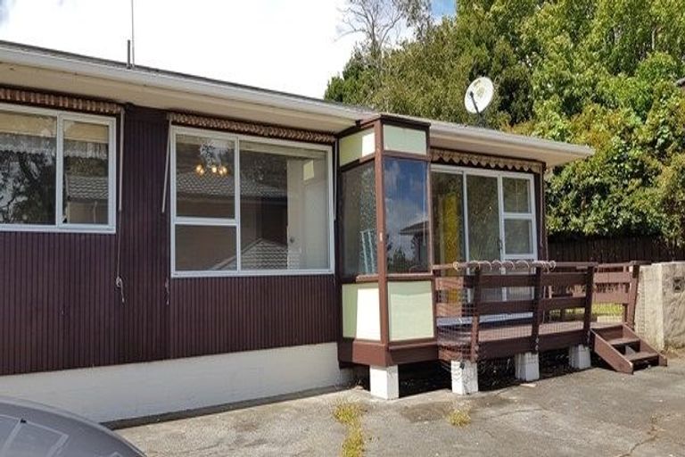 Photo of property in 2/4202a Great North Road, Glendene, Auckland, 0602