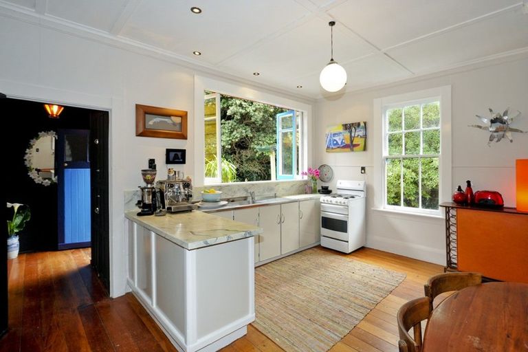 Photo of property in 13 Cave Road, Houghton Bay, Wellington, 6023