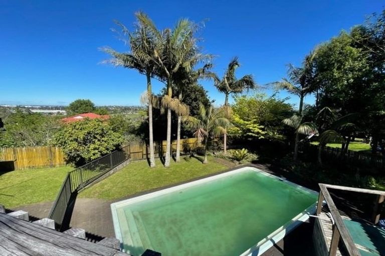 Photo of property in 143 Bradbury Road, Botany Downs, Auckland, 2010