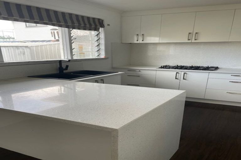 Photo of property in 10 Stephen Avenue, Henderson, Auckland, 0610