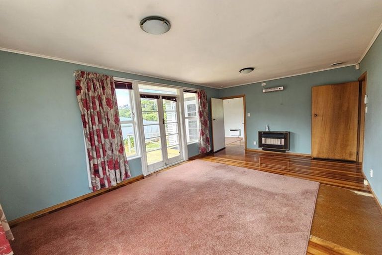 Photo of property in 15 Tawa Street, Tawa, Wellington, 5028