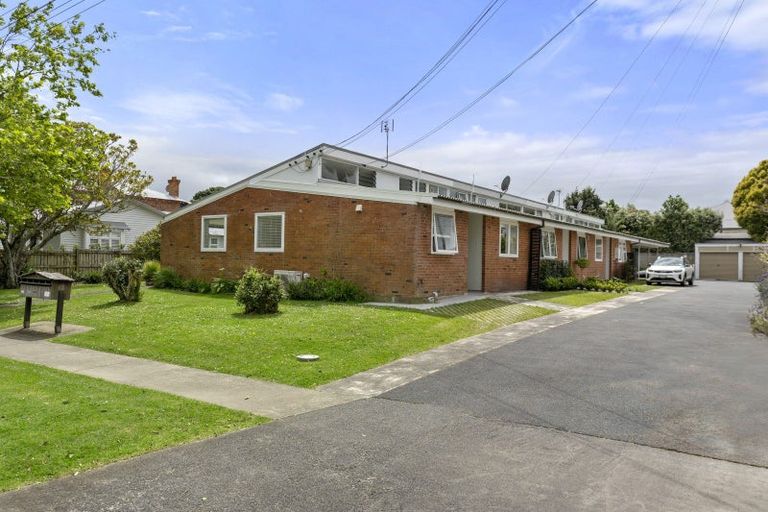 Photo of property in 2/6 North Avenue, Narrow Neck, Auckland, 0624