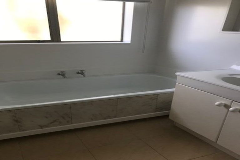 Photo of property in 50b Mirrabooka Avenue, Botany Downs, Auckland, 2010