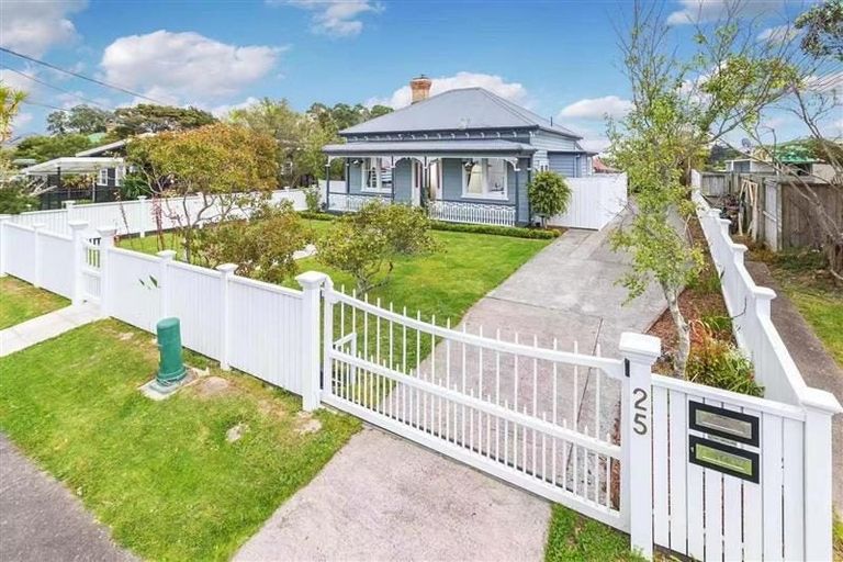 Photo of property in 25 Balmain Road, Birkenhead, Auckland, 0626