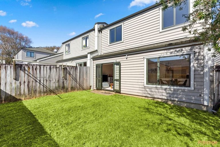 Photo of property in 8/36 John Jennings Drive, Oteha, Auckland, 0632