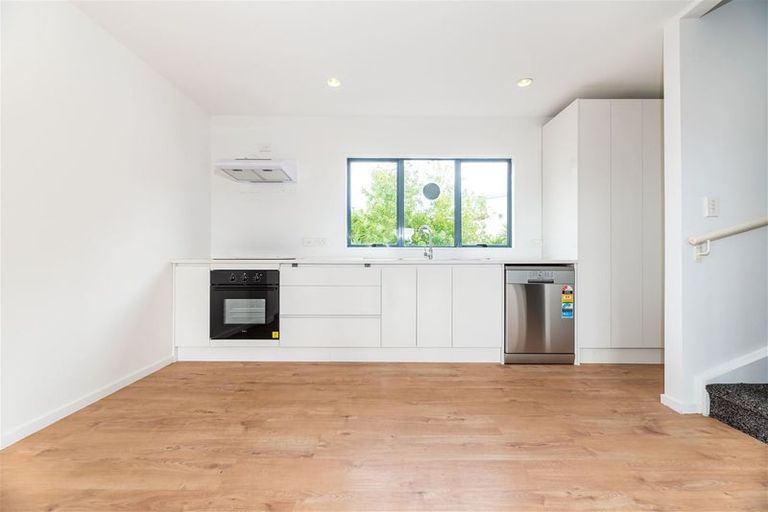 Photo of property in Lakeview Terrace, 19/14 Ambrico Place, New Lynn, Auckland, 0600