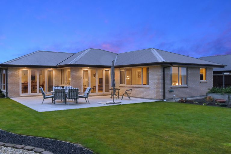 Photo of property in 11 Walnut Way, Rangiora, 7400