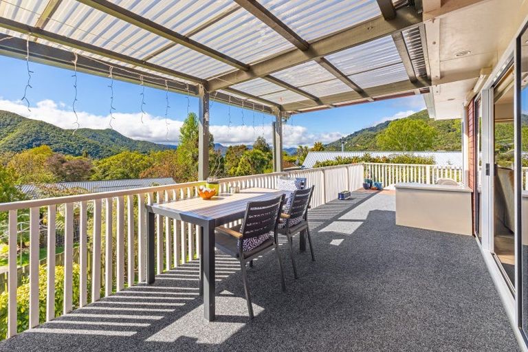 Photo of property in 5 Moana View Road, Waikawa, Picton, 7220
