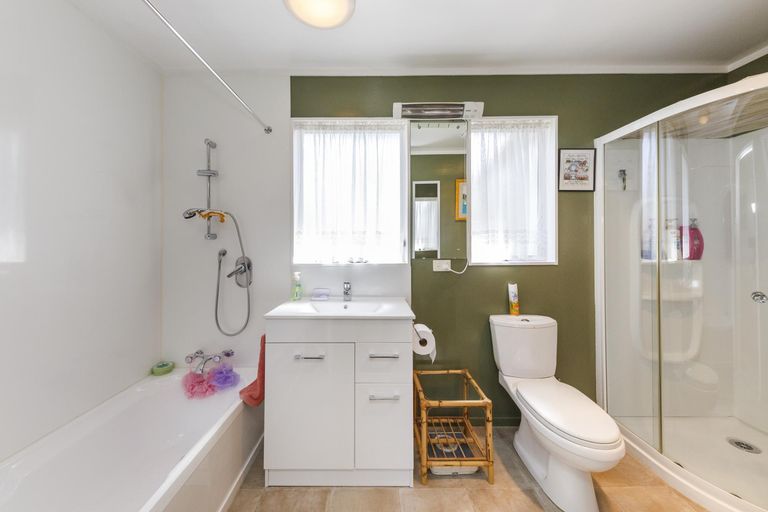 Photo of property in 12 Humphries Place, Awapuni, Palmerston North, 4412