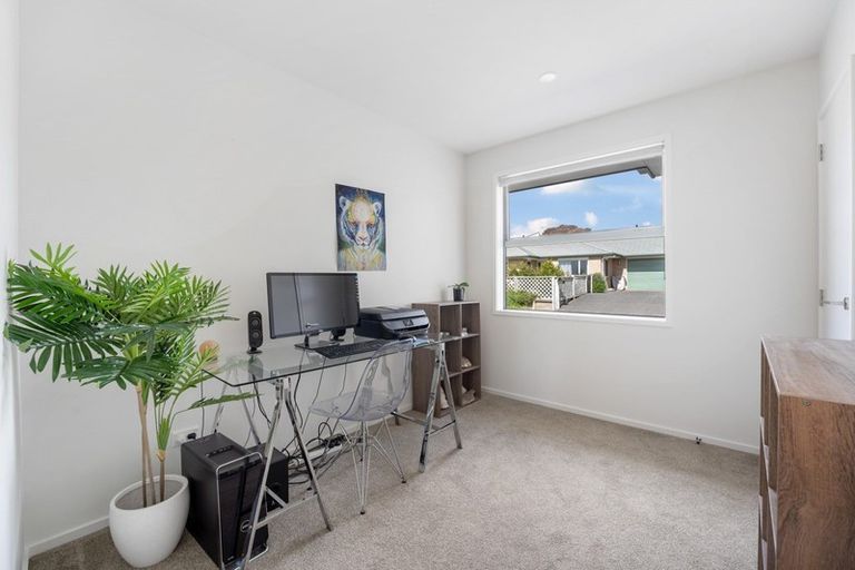 Photo of property in 6 Greenridge Lane, Merrilands, New Plymouth, 4312