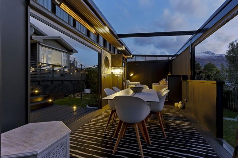 Photo of property in 11 Cedar Drive, Kelvin Heights, Queenstown, 9300