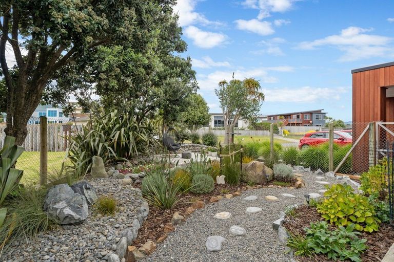 Photo of property in 155 Field Way, Waikanae Beach, Waikanae, 5036