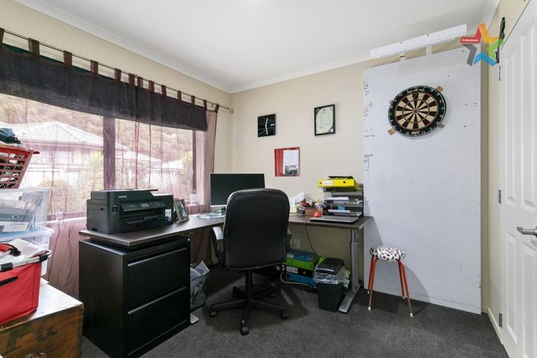 Photo of property in 21 Aragon Grove, Kingsley Heights, Upper Hutt, 5018