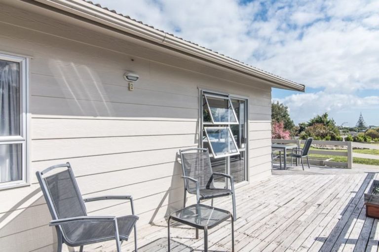 Photo of property in 5 Freyberg Crescent, Waikanae Beach, Waikanae, 5036