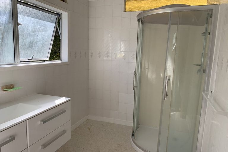 Photo of property in 60 Chelsea View Drive, Chatswood, Auckland, 0626