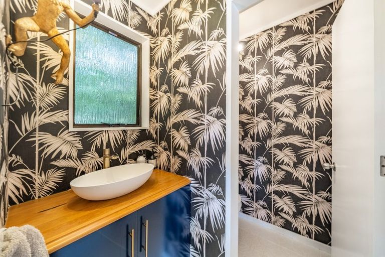 Photo of property in 33 Oak Avenue, Paremata, Porirua, 5024