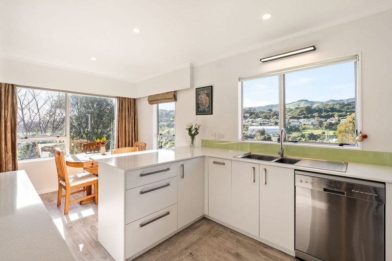 Photo of property in 2 Mckeefry Grove, Tawa, Wellington, 5028
