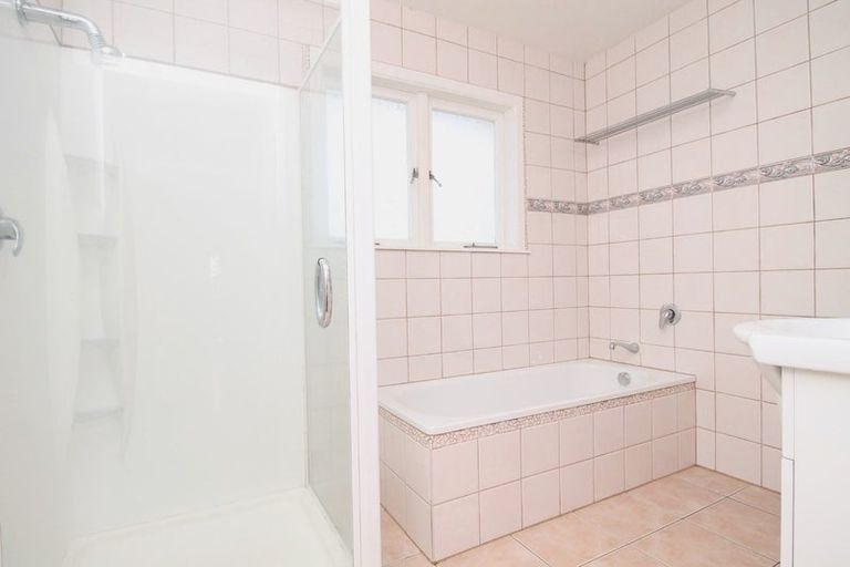 Photo of property in 20a Beaubank Road, Kelston, Auckland, 0602