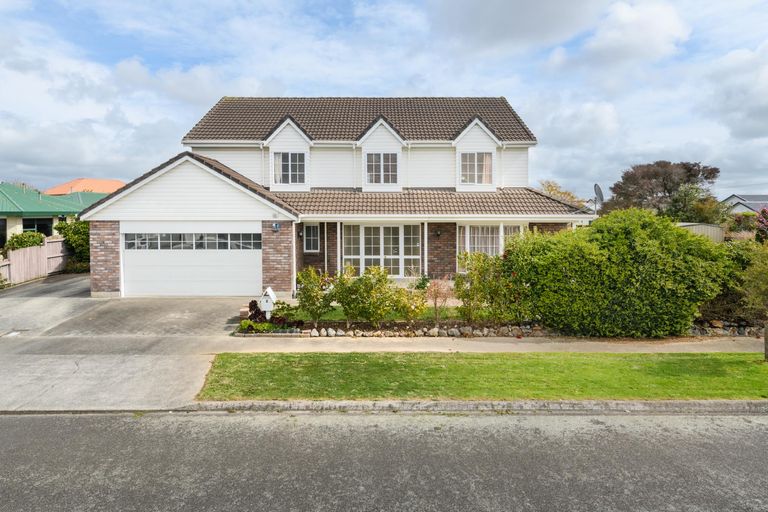 Photo of property in 2 Rosebank Avenue, Kelvin Grove, Palmerston North, 4414