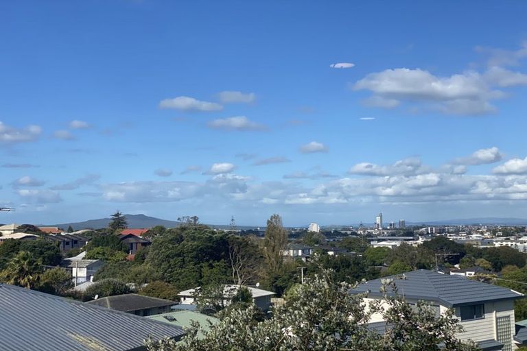 Photo of property in 2/8 Mossop Rise, Glenfield, Auckland, 0629