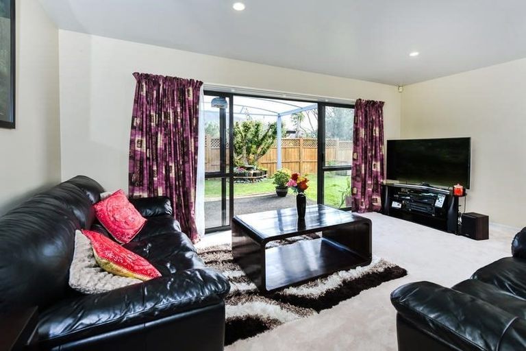 Photo of property in 25 Robertson Road, Favona, Auckland, 2024