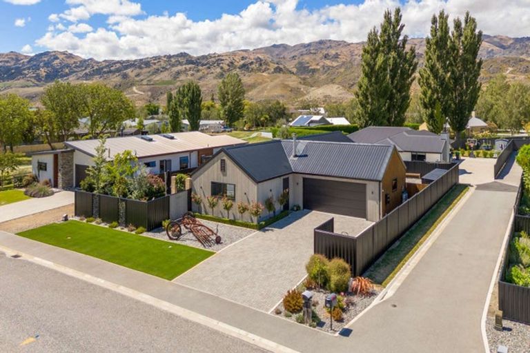 Photo of property in 52 Stratford Drive, Mount Pisa, Cromwell, 9383