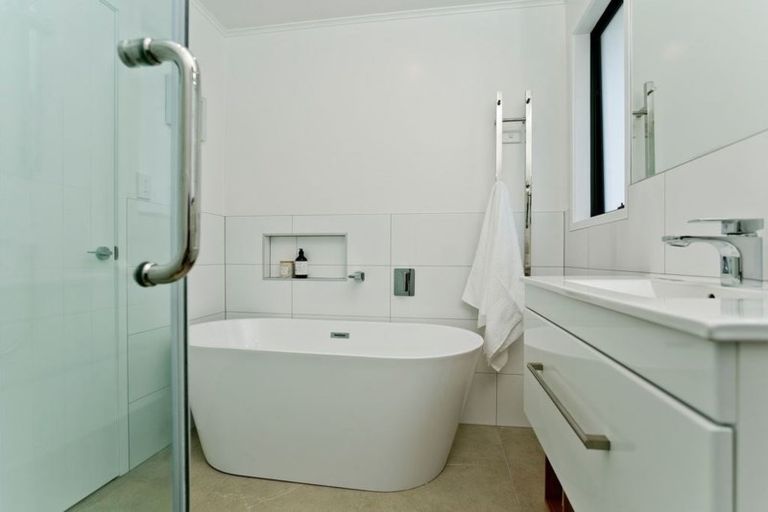 Photo of property in 59a Sunset Road, Totara Vale, Auckland, 0632