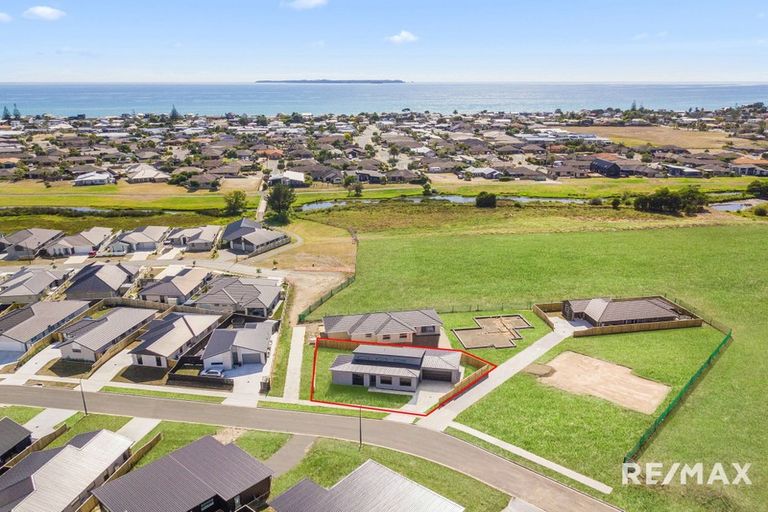 Photo of property in 43 Kotiate Street, Papamoa Beach, Papamoa, 3118