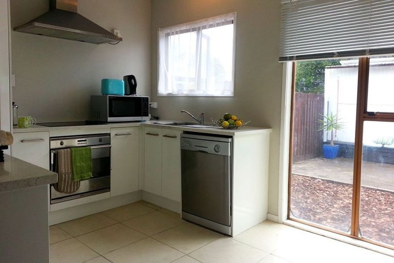 Photo of property in 2/550 Glenfield Road, Glenfield, Auckland, 0629