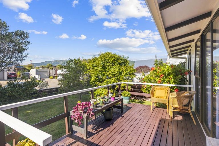 Photo of property in 24 Freyberg Crescent, Waikanae Beach, Waikanae, 5036