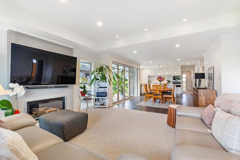 Photo of property in 2 Paradise Point Place, One Tree Point, 0118