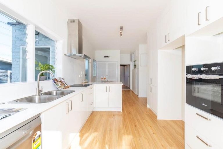 Photo of property in 1 Kamara Road, Glen Eden, Auckland, 0602