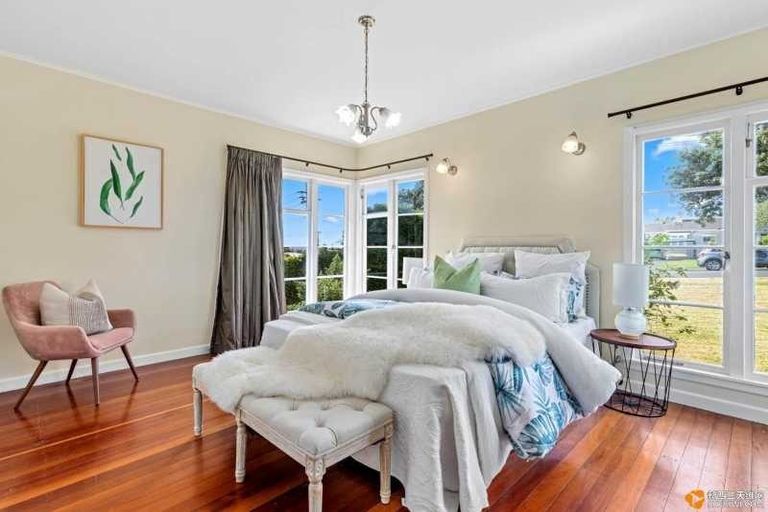 Photo of property in 18 Tirimoana Road, Te Atatu South, Auckland, 0602