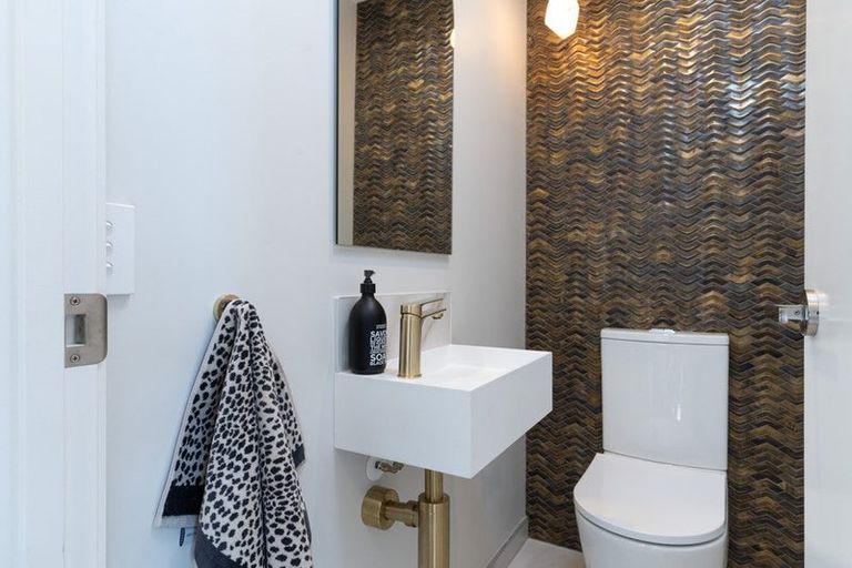 Photo of property in 307a Mount Pleasant Road, Mount Pleasant, Christchurch, 8081