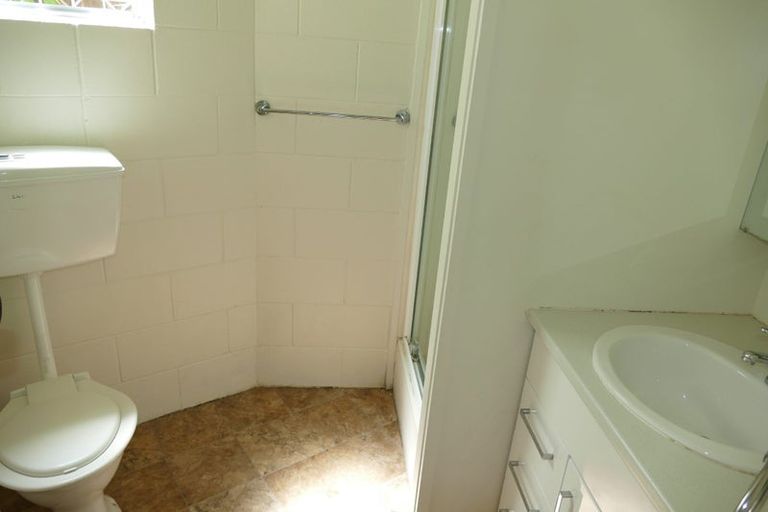 Photo of property in 5 Miltonia Avenue, Te Atatu South, Auckland, 0610