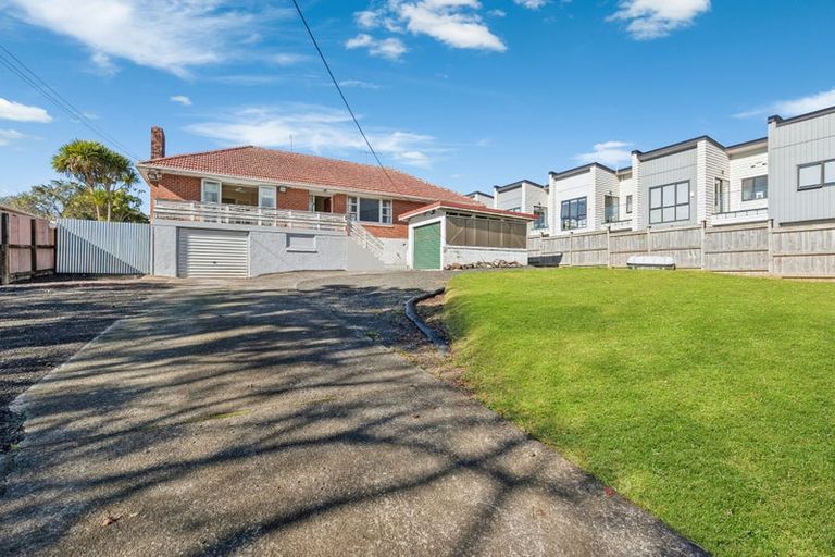 Photo of property in 23 Humphrey Kemp Avenue, Henderson, Auckland, 0612