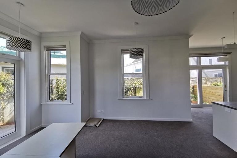 Photo of property in 76 Roxburgh Street, Mount Victoria, Wellington, 6011