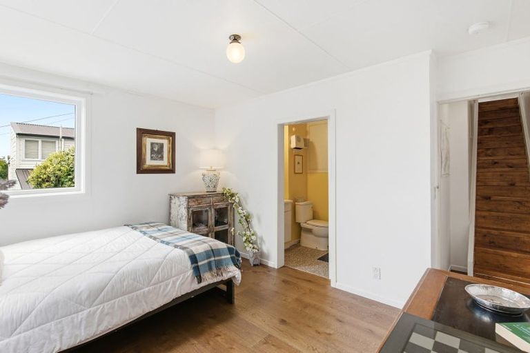 Photo of property in 13 Hungerford Road, Lyall Bay, Wellington, 6022