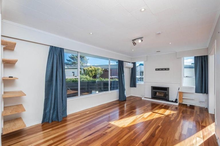 Photo of property in 27 Brooker Grove, Newlands, Wellington, 6037