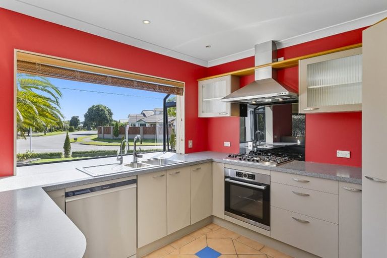 Photo of property in 2 Quadrant Heights, Paraparaumu, 5032