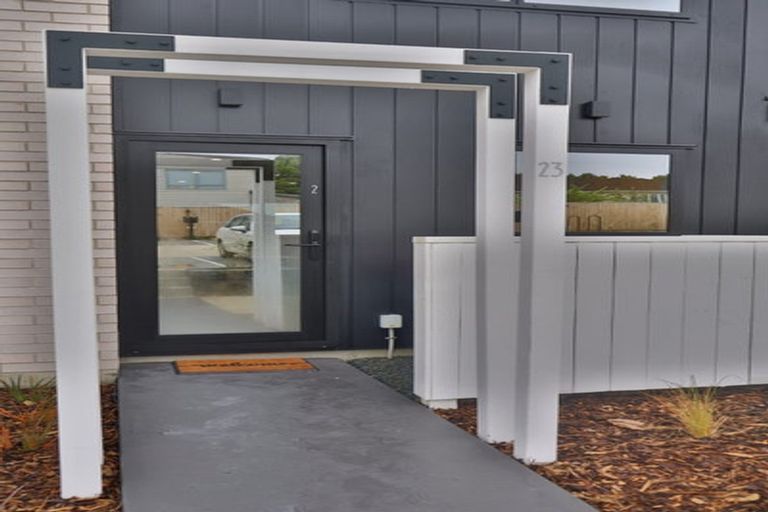 Photo of property in 2/23 Awaroa Road, Sunnyvale, Auckland, 0612