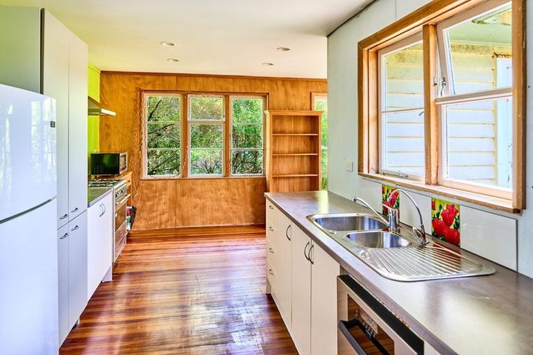 Photo of property in 16 Walker Avenue, Paremata, Porirua, 5026