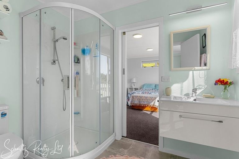 Photo of property in 10 Oxford Street, Whakapirau, Maungaturoto, 0583