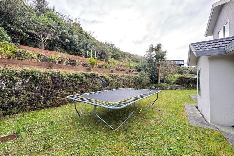 Photo of property in 49 Dress Circle, Newlands, Wellington, 6037