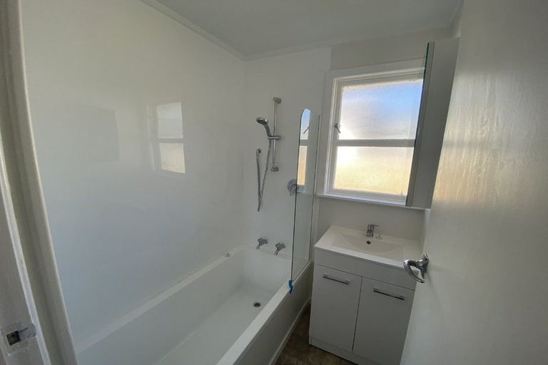 Photo of property in 21 Barclay Street, Newlands, Wellington, 6037